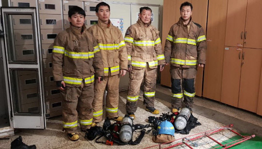 지난 28일 오후 5시 18분께 강원 홍천군 홍천읍 한 빌라 4층에서 불이 나 119소방대원이 헬멧이 녹아내릴 정도로 뜨거운 불길 속에서 3세 아이를 구조했다. 사진은 화재진압을 마치고 소방서로 돌아와 다음 출동을 위해 장비를 점검하는 홍천소방서 대원들 모습. 왼쪽부터 김덕성 소방교, 박종민 소방교, 김인수 소방위, 이동현 소방교.